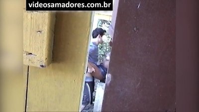 Воајер снима млад пар како се ебат додека не открие видео снимка
